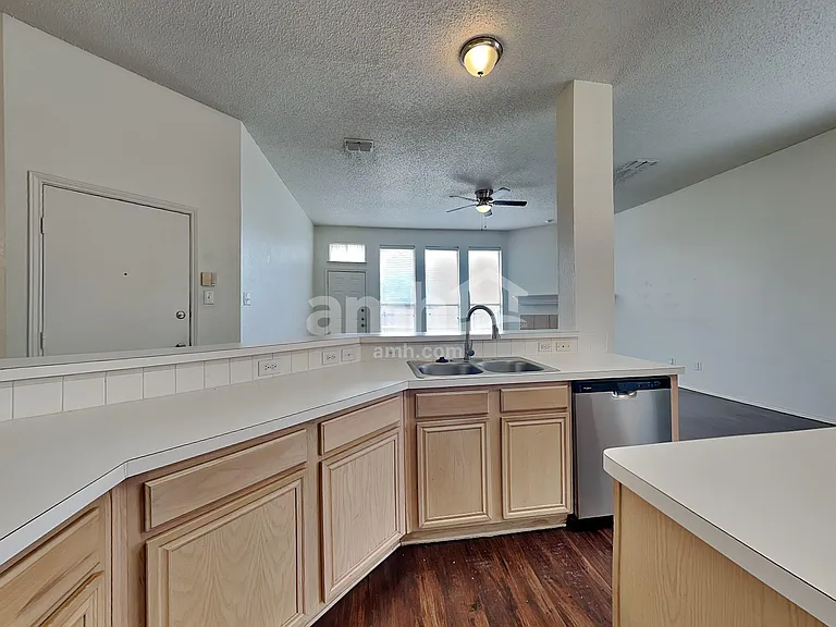 300 Trailwood Dr — Photo 4