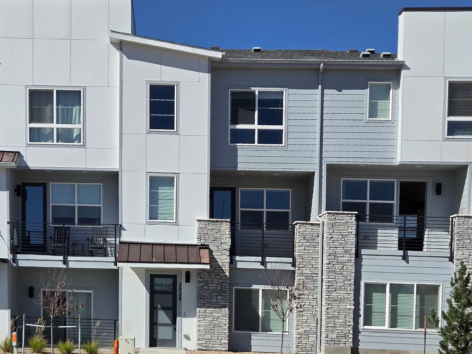 4 bed, 3.5 bath, 2061 sqft, $3,000 — Photo 1