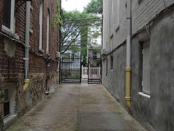 4th image of 650 E 229th St