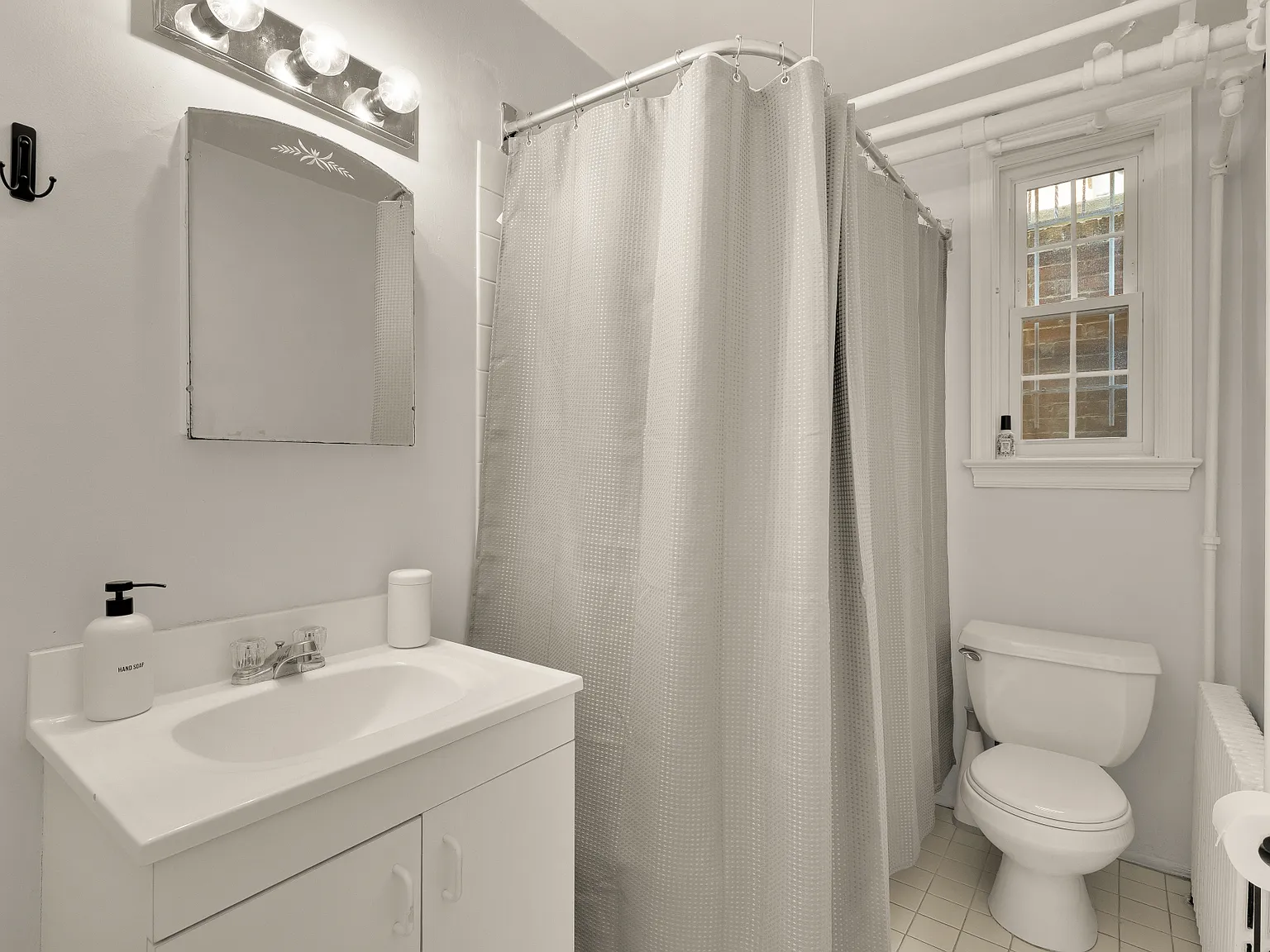 4 bed, 3.5 bath, 2164 sqft, $6,200 — Photo 3