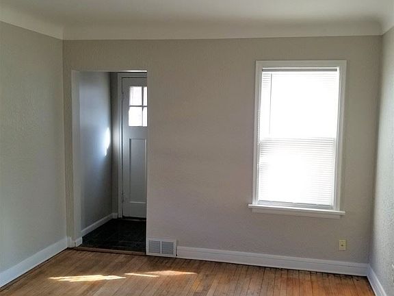 3rd image of 813 1/2 Blair Ave