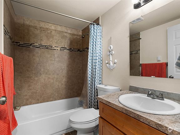 5th image of 4116 4118 15th Avenue NE