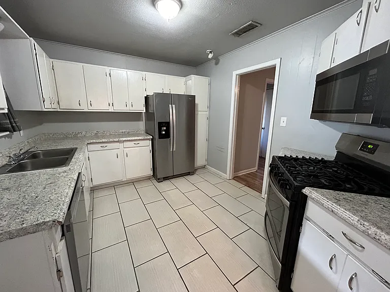 2506 Mecom Dr — Photo 3