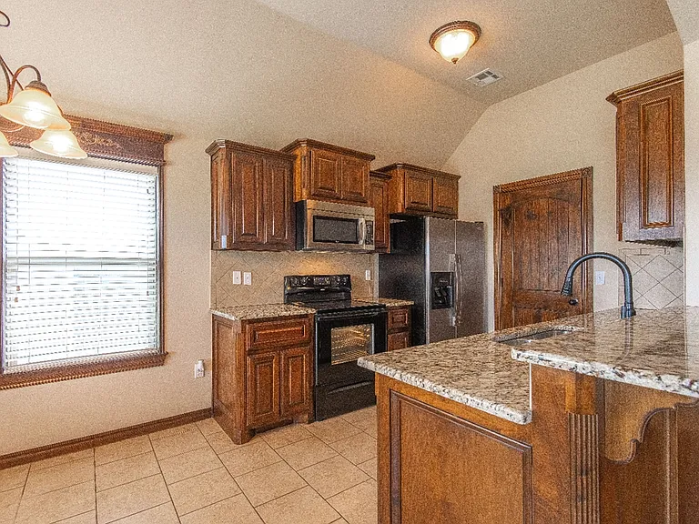 12108 Chesterfield Ln — Photo 7