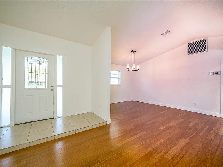 990 Windsong Way — Photo 3