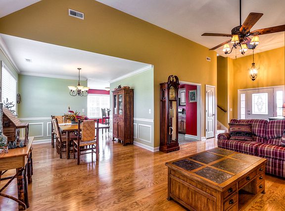 2nd image of 1823 Marian Ln