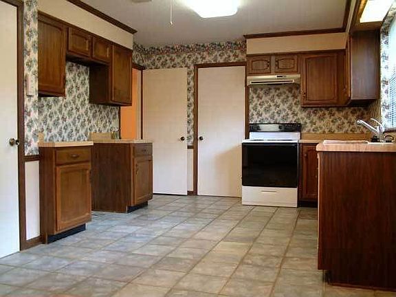 Kitchen w/tile floor