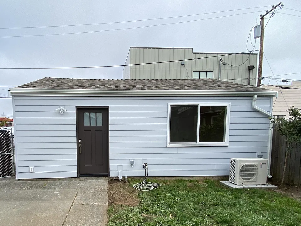 28211 1/2 E St