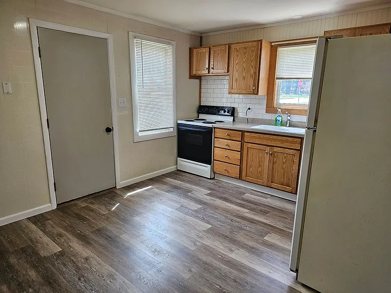417 Wood Ave — Photo 2