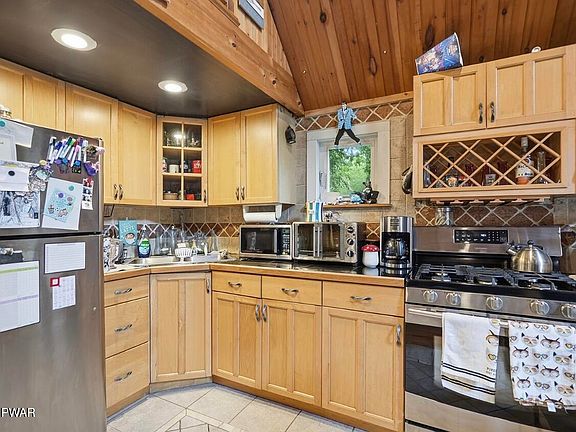 4th image of 204 Mountain Lake Dr