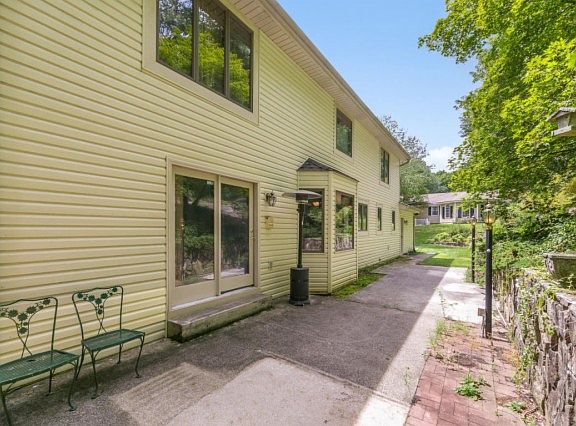 5th image of 4829 Woodland Cir