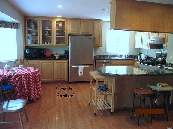Kitchen with peninsula