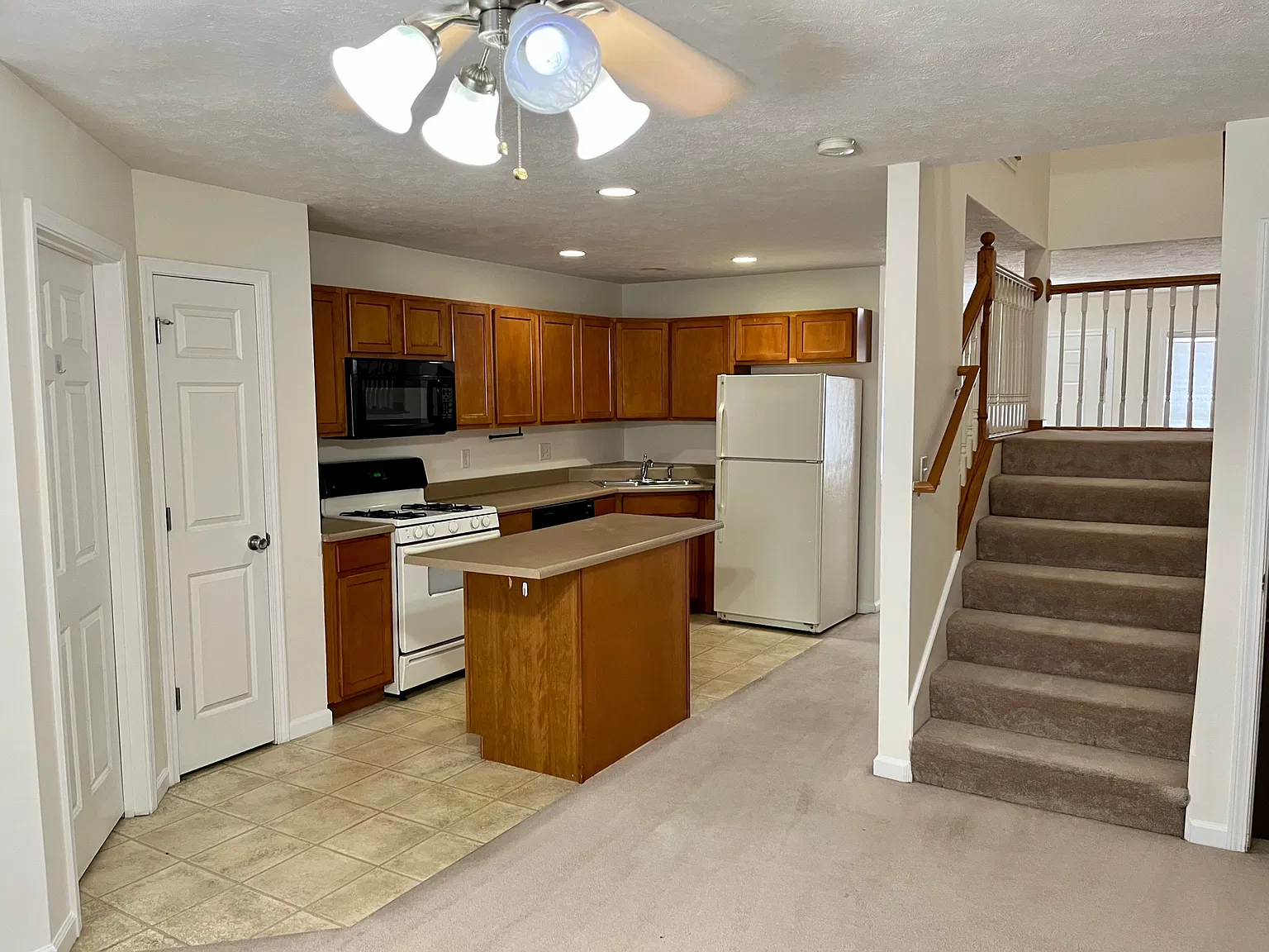 2 bed, 2.5 bath, 1348 sqft, $1,700 — Photo 2