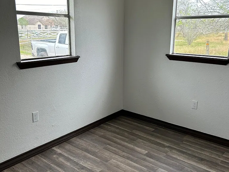 565 California Rd — Photo 4