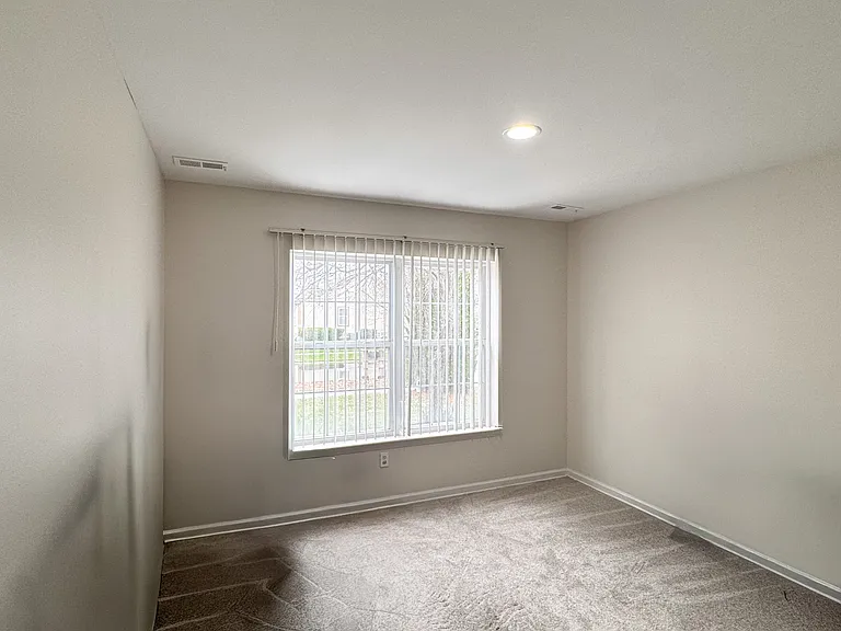 915 Huntclub Blvd — Photo 10