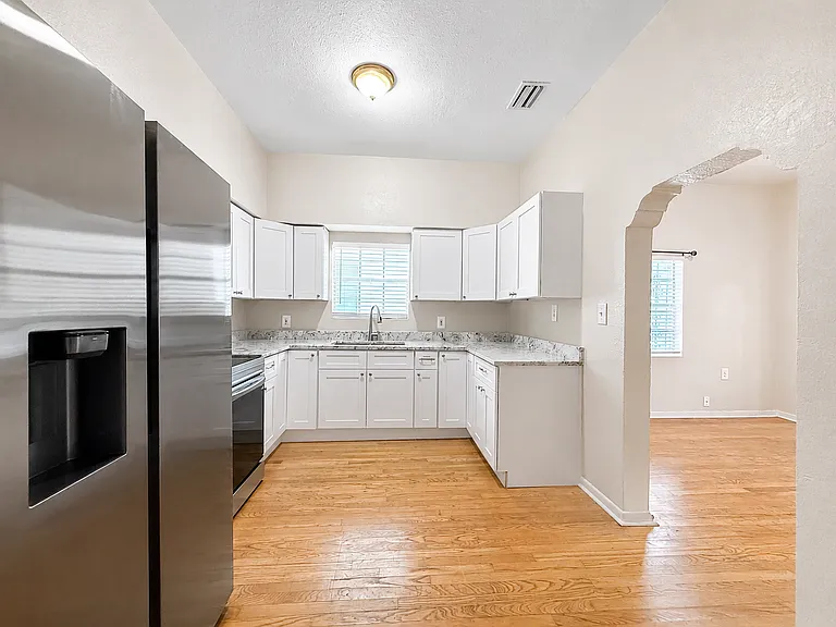 2124 W Chestnut St #1 — Photo 8