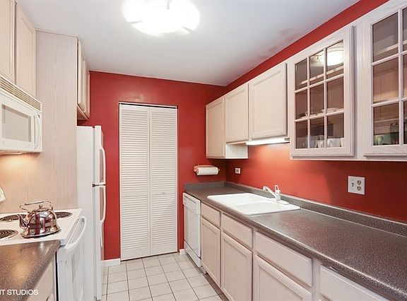 4th image of 960 N Lakeside Dr APT 2D