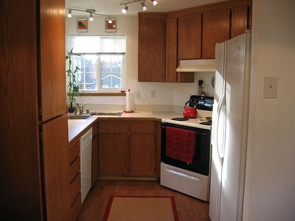 Kithen.oak cabs/corner sink