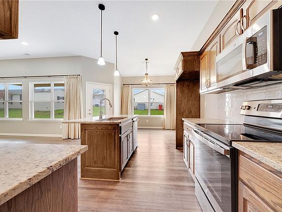 4th image of 413 NE Poplar Ct