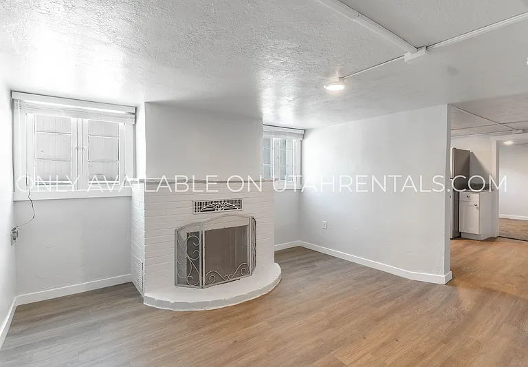 233 W 400 N — Photo 2