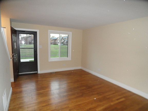 4th image of 18W068 Standish Ln #0