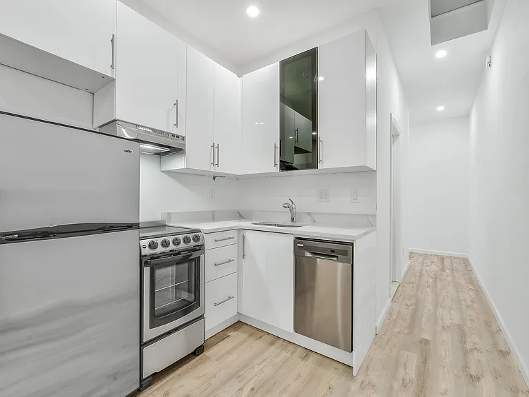 1670 1st Ave #4N — Photo 2