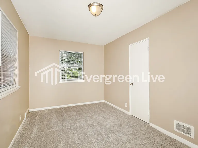 222 S Gladstone Ave — Photo 10