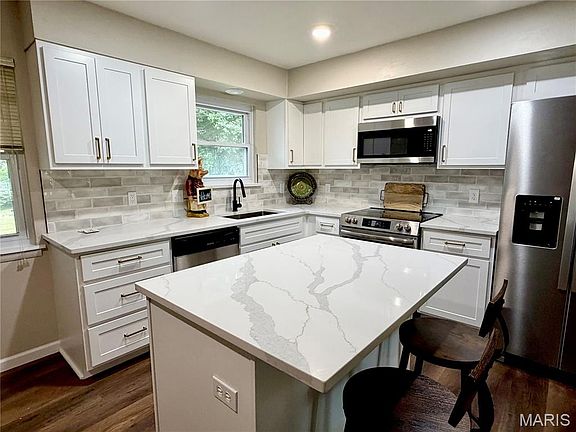 3rd image of 76 Ruth Dr