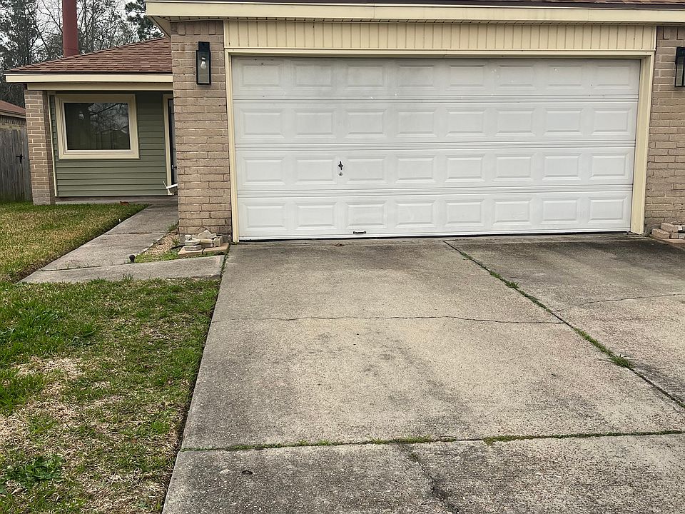 front of house with 2 car garage