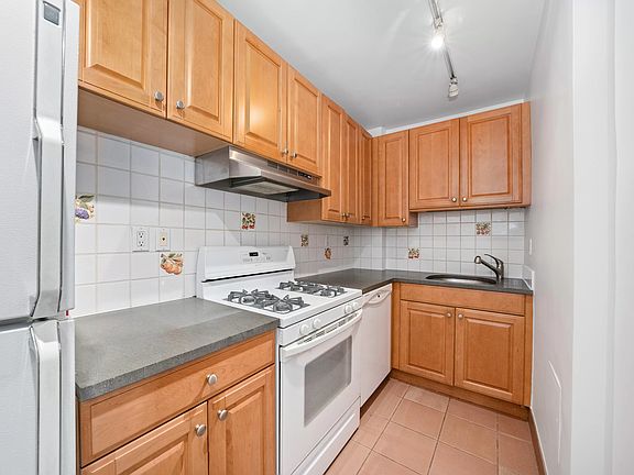 3rd image of 225 E 36th St APT 4F