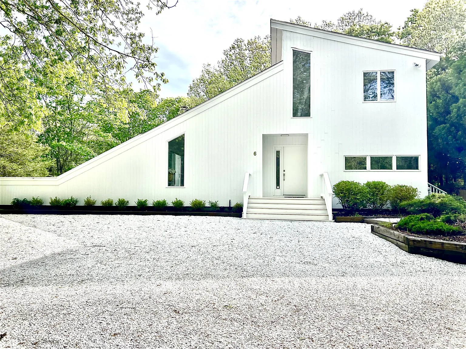 Modern, Spacious. Heated Pool. Bike to Bay! — Photo 2