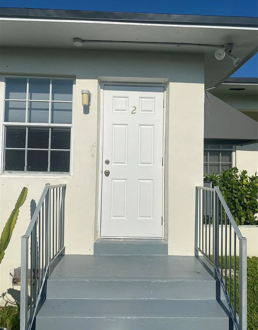 2145 Bay Dr — Photo 3