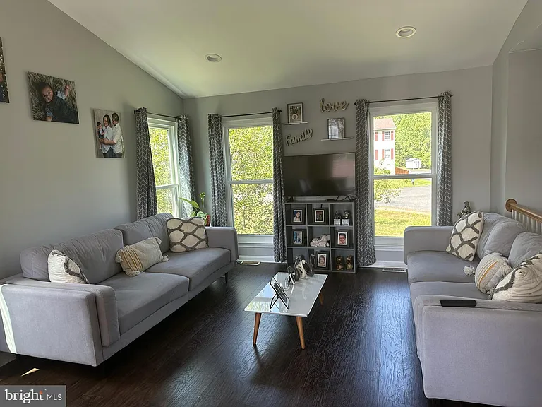 10003 Erlwood Ct — Photo 2