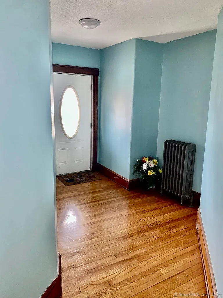 3 bed, 1.0 bath, 1200 sqft, $2,100 — Photo 4