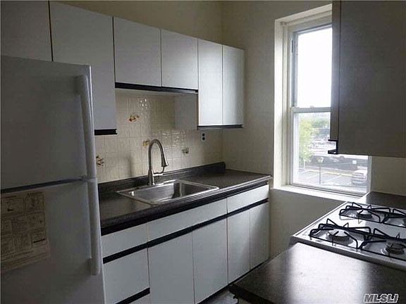 3rd image of 16 New St APT 2D