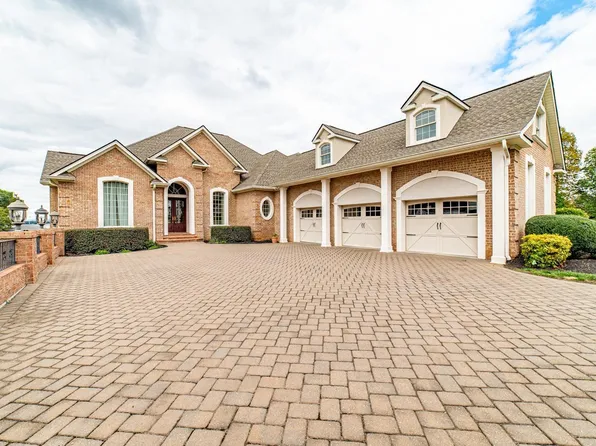 9 Saint Charles Pl, Moneta, VA 24121