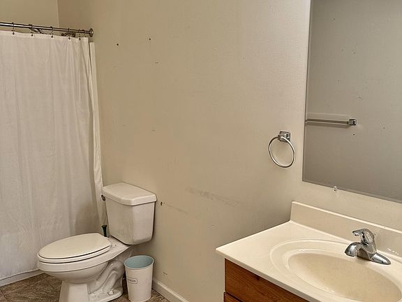 4th image of 52 Gates Ave #2
