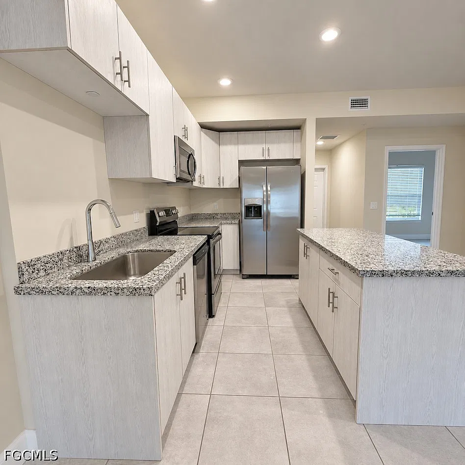 2 bed, 2.0 bath, 910 sqft, $1,295 — Photo 3