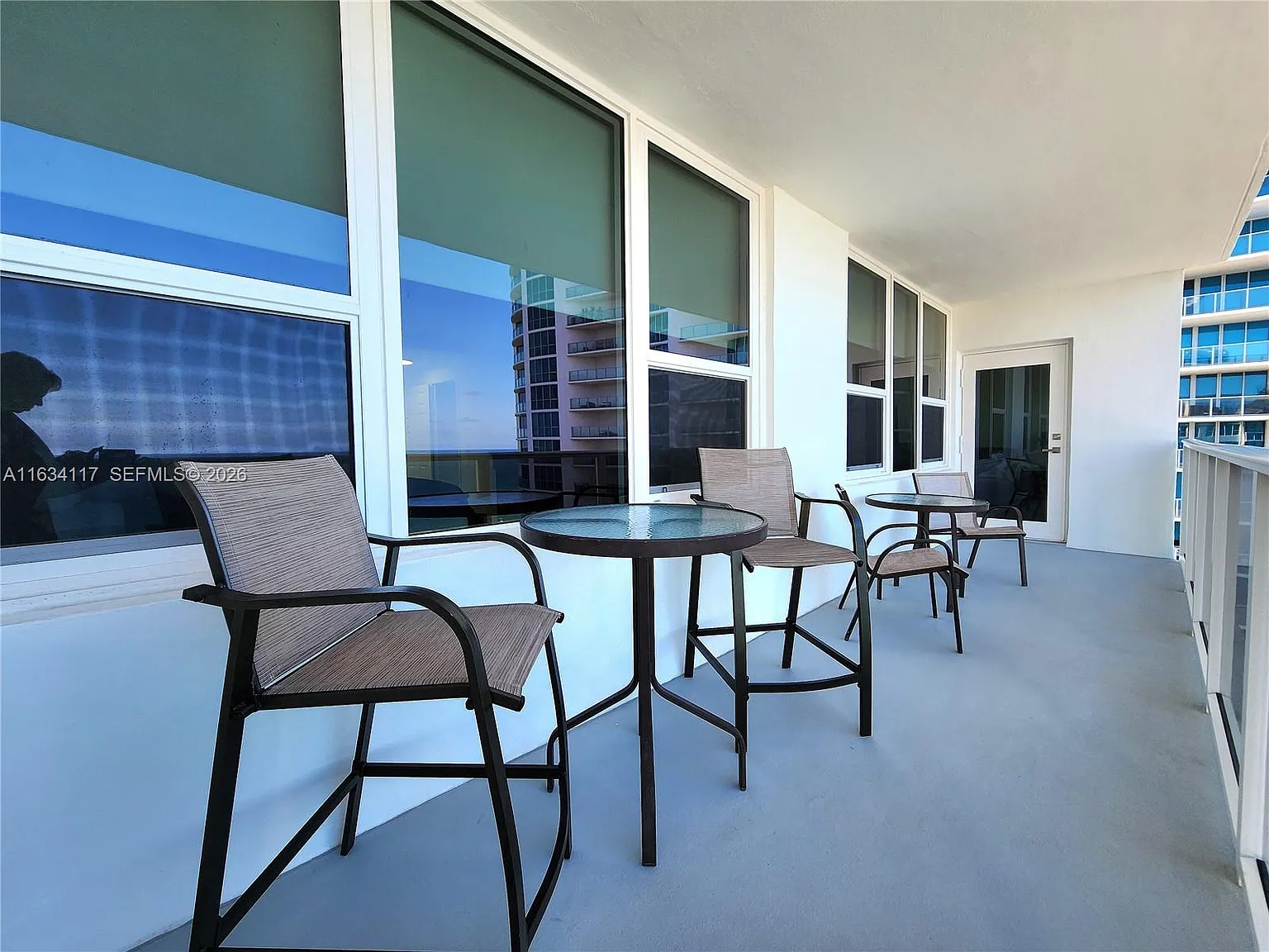 Alexander Towers Condo — Photo 3