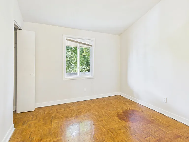 Forest Square Apartments — Photo 25