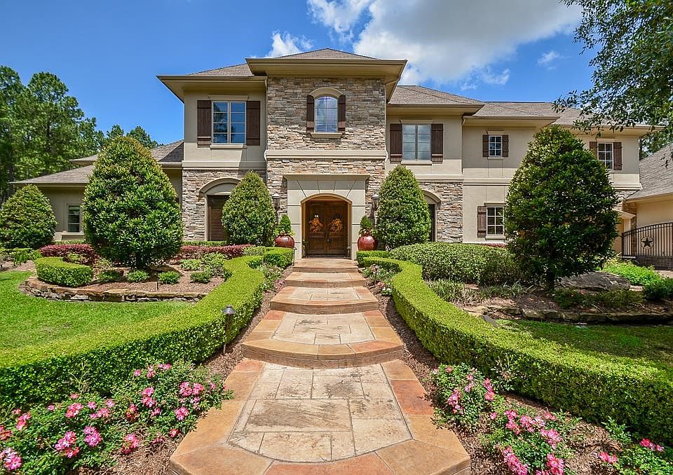Front elevation of this beautiful custom Jimmy Frankel home.
