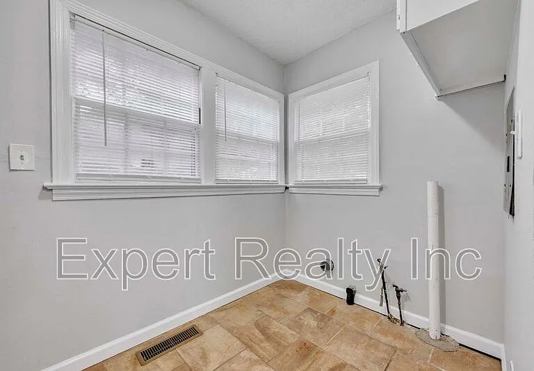 920 Parkway Dr — Photo 11