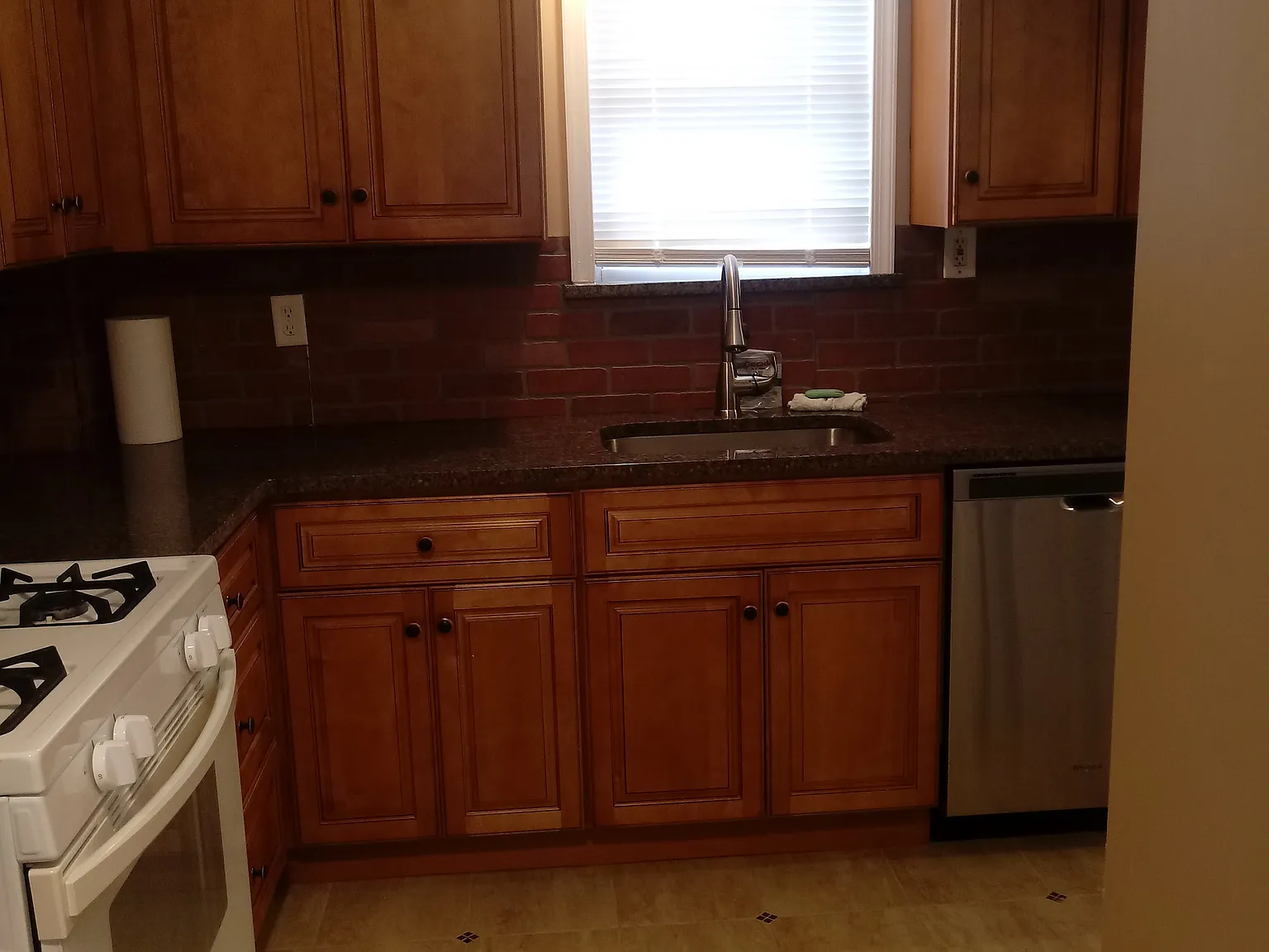3 bed, 1.0 bath, 1200 sqft, $1,695 — Photo 2