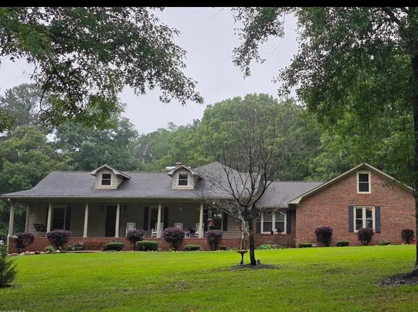 574 Talladega Creek Dr, Talladega, AL 35160