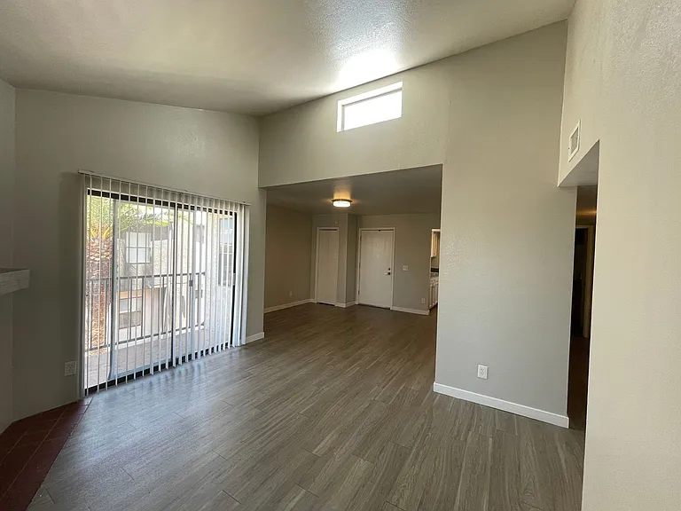 934 N Benton Ave — Photo 2
