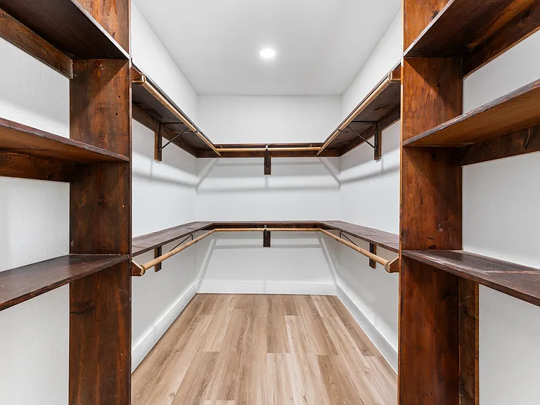 2730 Gladstone Dr — Photo 12