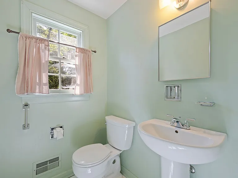2401 Scarsborough Dr — Photo 22