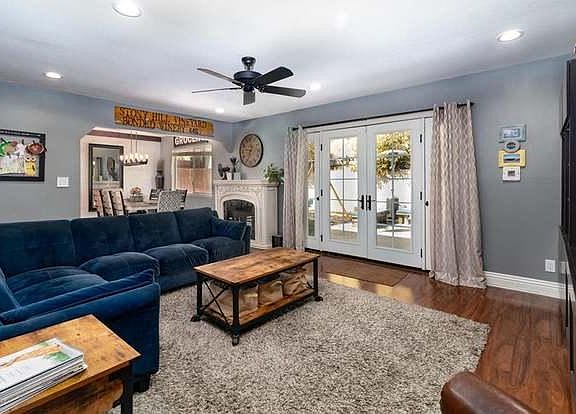 Living room with previous furnishings