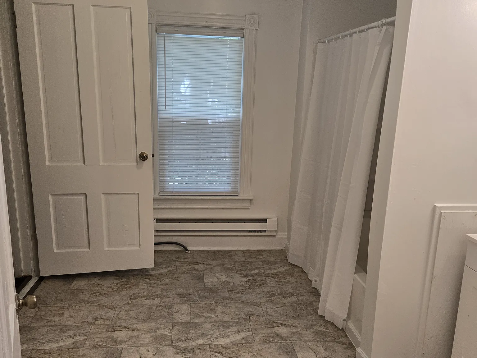 1 bed, 1.5 bath, 997 sqft, $1,350 — Photo 2