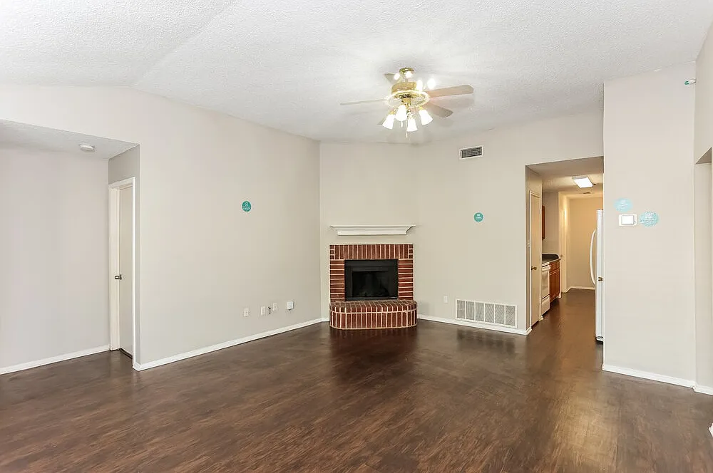 3 bed, 2.0 bath, 1233 sqft, $1,895 — Photo 3